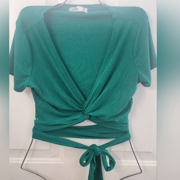 Hollister green top that wraps around the stomach, size MED super cute like new - Picture 1 of 4
